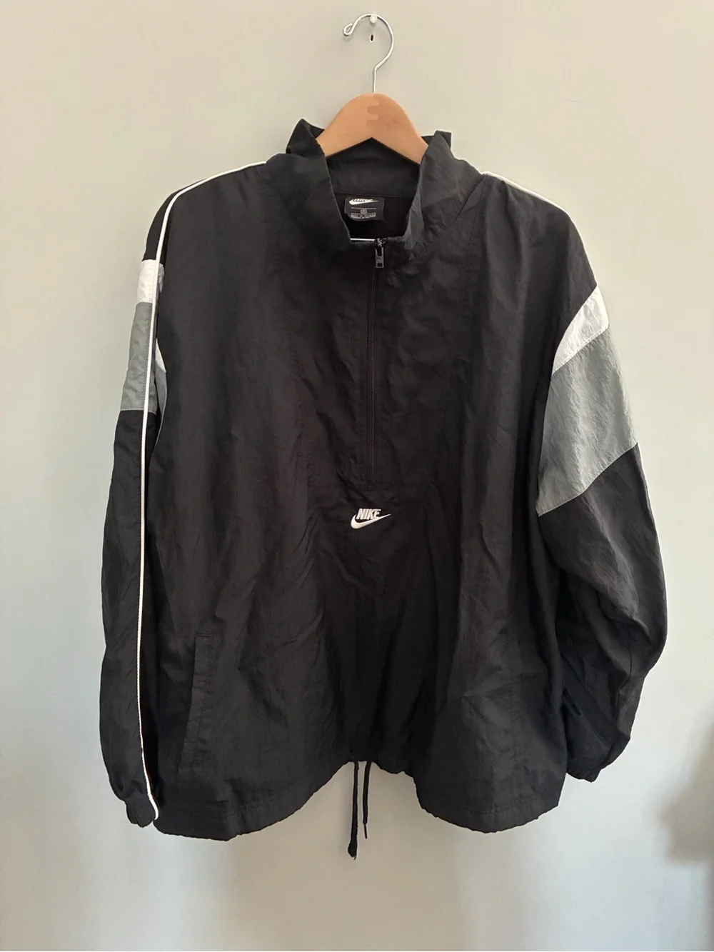 Nike vintage Black Windbreaker with Gray Panel Accents